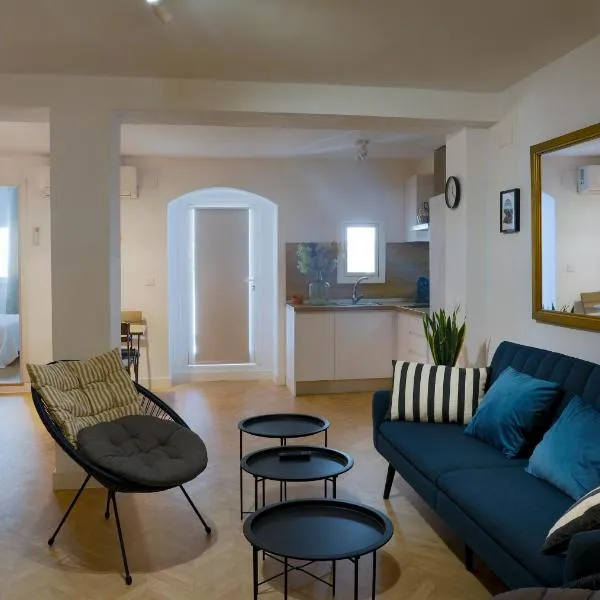 La Casa del Gallo Alojamientos by Taberna Bolero, hotel in Montilla