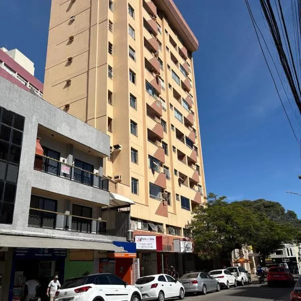 Apartamento a 350 m das praias de Areia Preta e das Castanheiras com três quartos e duas varandas TV Wi-Fi dois elevadores sol da manhã garagem cozinha completa com airfryer micro-ondas sanduicheira e chaleira elétrica próximo a bancos mercados restaurant, Hotel in Guarapari