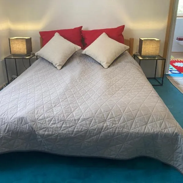 Ruhiges ganzes Apartment 45 m zwei Zimmer Grosses Bad Badewanne Kochnische, khách sạn ở Duisburg