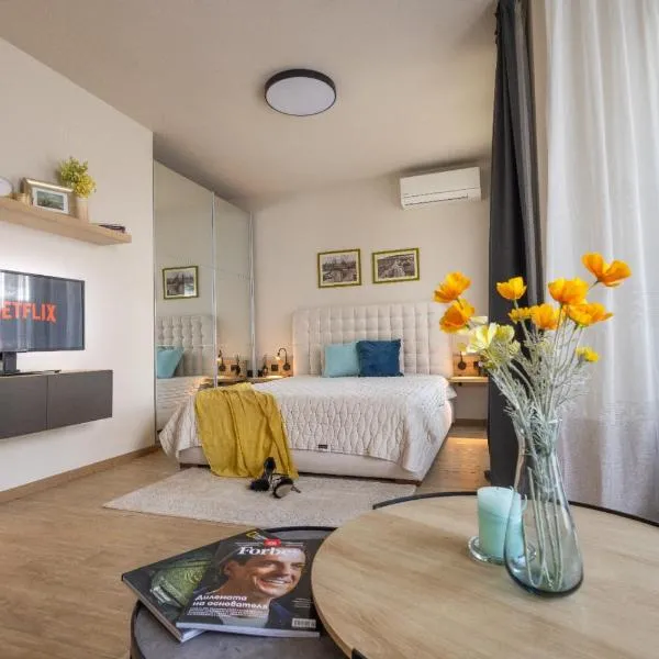Azur Alegria Luxury Studio with Pool Access, hotel di St. St. Constantine and Helena