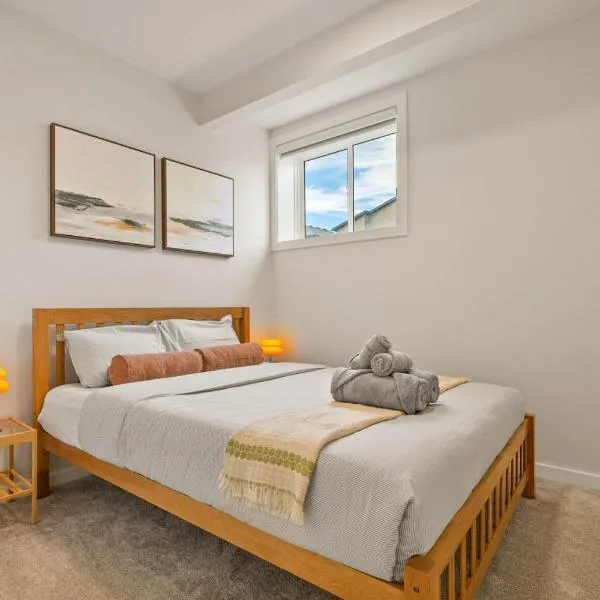 Cozy 2BR BSMT Suite with Board Games and Netflix, hotel en Calgary
