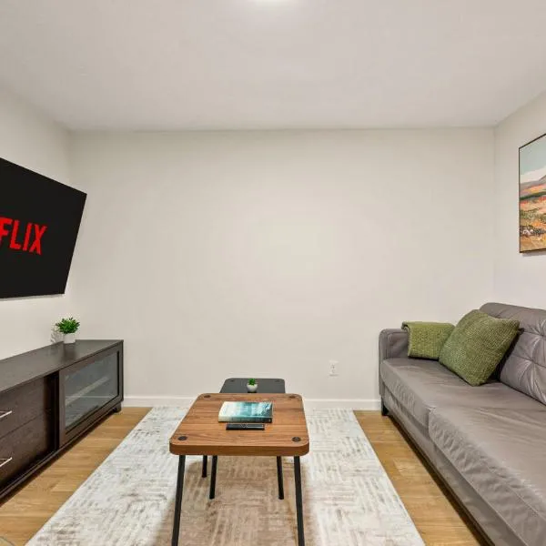 Cozy 2BR BSMT Suite with Board Games and Netflix, hotel a Calgary