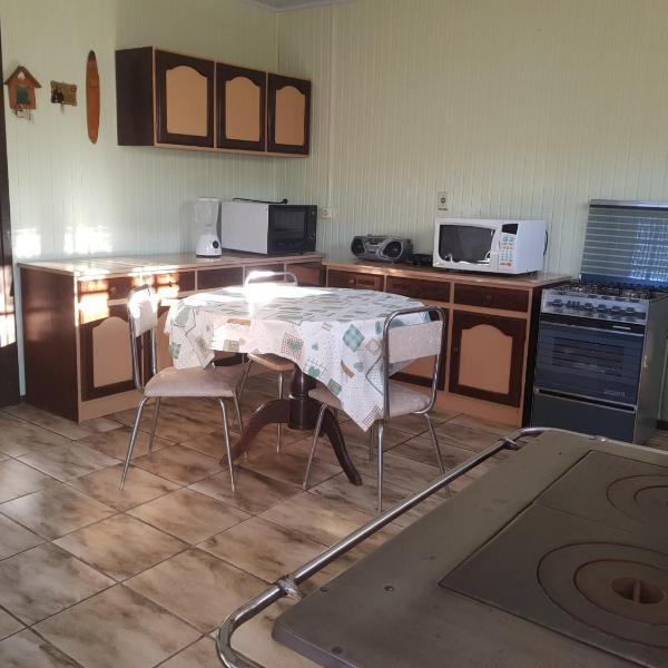 CASA COMPLETA CENTRAL, 4 Qtos, Wi-Fi, 130m quadrados, 4 Camas Casal, Churrasqueira Interna, Quintal com Área Verde e Pomar, Varanda, 2 Banheiros, 9 Pessoas, Área Frontal, Garagem Coberta, Estacion Interno 2 Carros, Fogão a Lenha - Foto 2