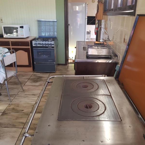 CASA COMPLETA CENTRAL, 4 Qtos, Wi-Fi, 130m quadrados, 4 Camas Casal, Churrasqueira Interna, Quintal com Área Verde e Pomar, Varanda, 2 Banheiros, 9 Pessoas, Área Frontal, Garagem Coberta, Estacion Interno 2 Carros, Fogão a Lenha - Foto 4
