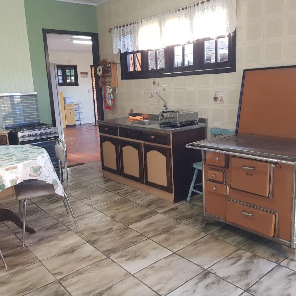 CASA COMPLETA CENTRAL, 4 Qtos, Wi-Fi, 130m quadrados, 4 Camas Casal, Churrasqueira Interna, Quintal com Área Verde e Pomar, Varanda, 2 Banheiros, 9 Pessoas, Área Frontal, Garagem Coberta, Estacion Interno 2 Carros, Fogão a Lenha - Foto 5