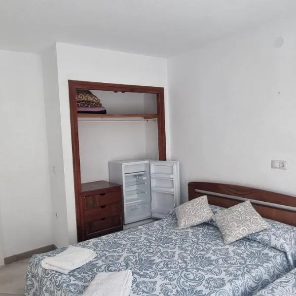 Habitación Doble con capacidad para Tres a 100 m de la Playa, hotel in Benidorm