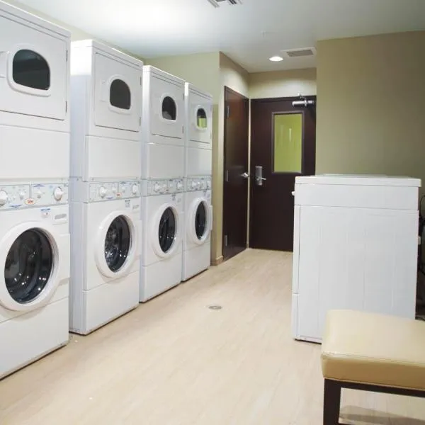 Staybridge Suites Denver - Central Park by IHG, hotel in Denver