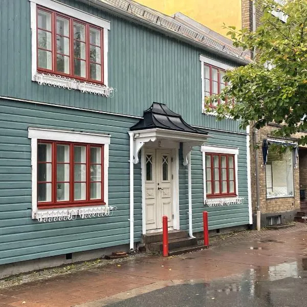 Charming Nordic Home in Central Älmhult, hotel in Älmhult