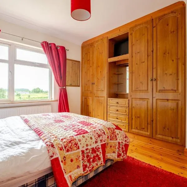 Spacious Home by Lough Rynn Castle Wedding Venue, hotel in Mohill