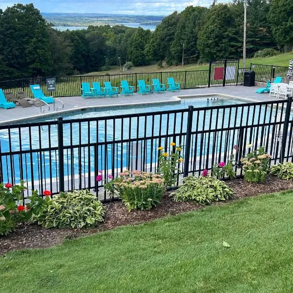 Spacious Condo with Pool Pass!, hotel din Bellaire