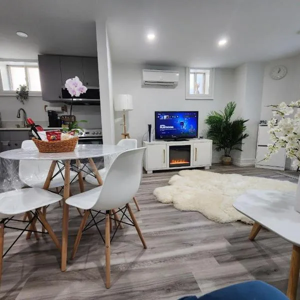 Entire 2BR Apt in Midtown Toronto, walk to Subway & Shops, hotel in Toronto