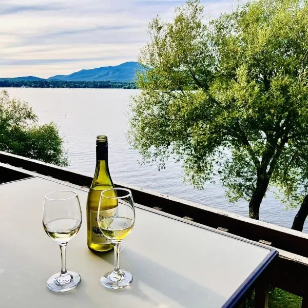 Lumineux condo au bord du lac, hotel in Magog-Orford