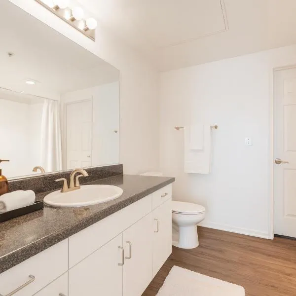 Venice Boardwalk Breeze 2BR - 7-min to Venice Beach