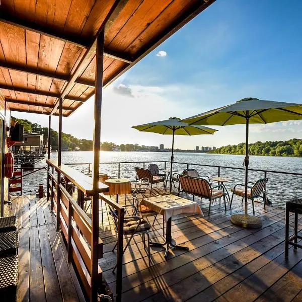 San Art Floating Hostel & Apartments, hotel a Belgrad