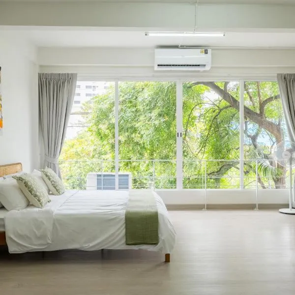 Glow House Sukhumvit 54, Spacious Modern Rooms near BTS On Nut, hotel in Bangkok