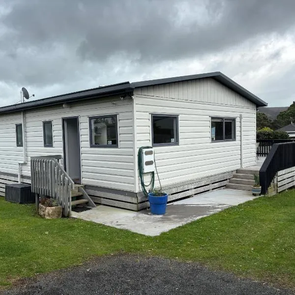 Warm sunny holiday home right in town, hotel din Raglan
