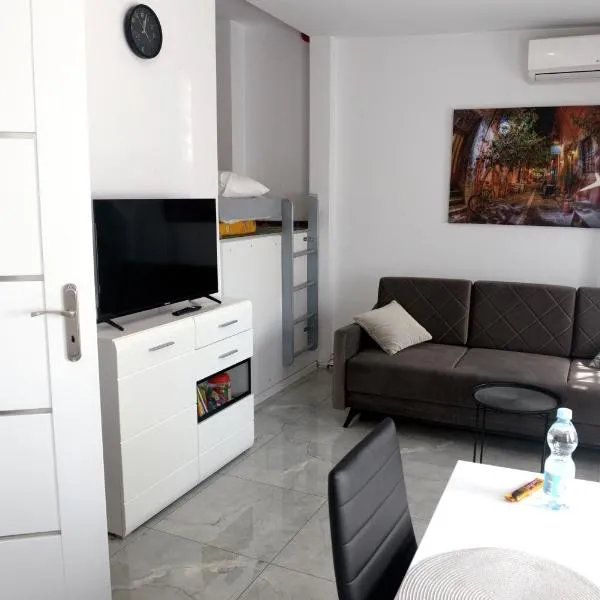 Work & Sleep, hotel in Piaseczno