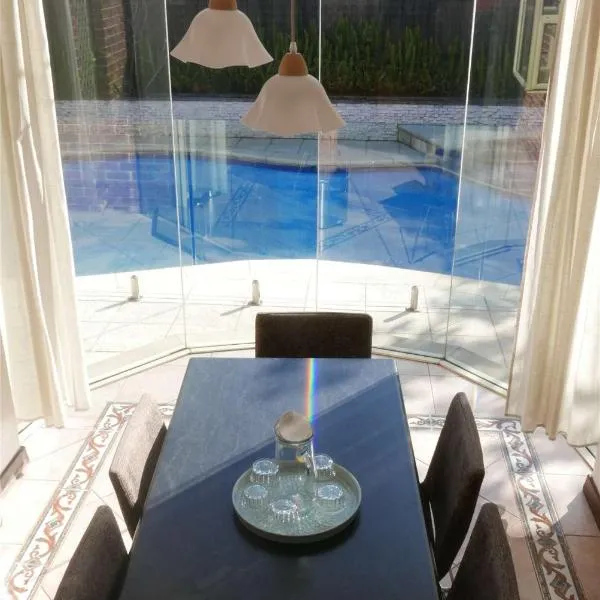 Fantastic Family Home with Pool at Concord, hotell Sydneys