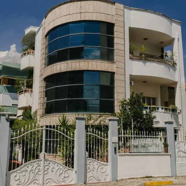 Luxury Villa Apartment with Rooftop Terrace & Free Parking, hotel in Tirana