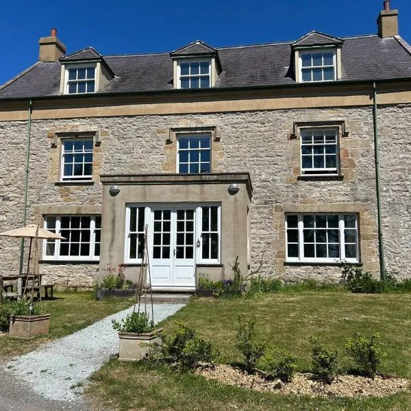 Spacious ground floor apartment near Beaumaris, hotel in Llangoed
