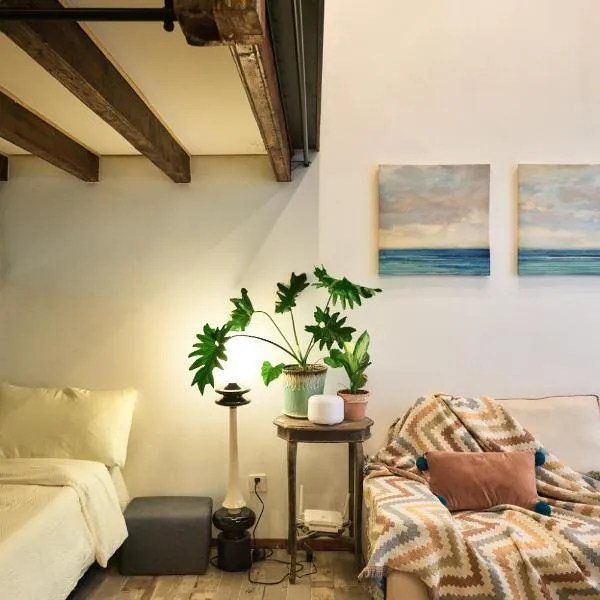 duplex 1 bedroom apartment on Wuyuan Road close Changshu Road station, hotel en Shanghái