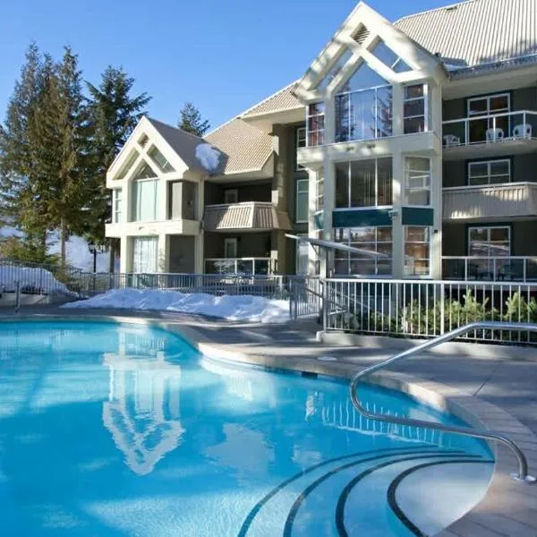 Woodrun Lodge 416 | Family Ski-In Ski-Out Condo, Hot Tub, Heated Pool, Parking & Laundry, hotel i Whistler
