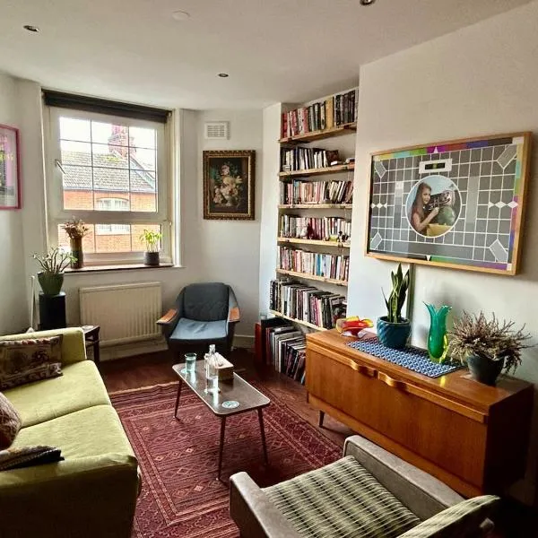 Open plan stylish urban flat, hotel in London