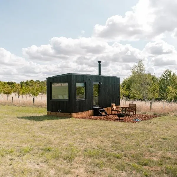 Secluded Cotswolds Off-Grid Cabin, hotel in Chedworth