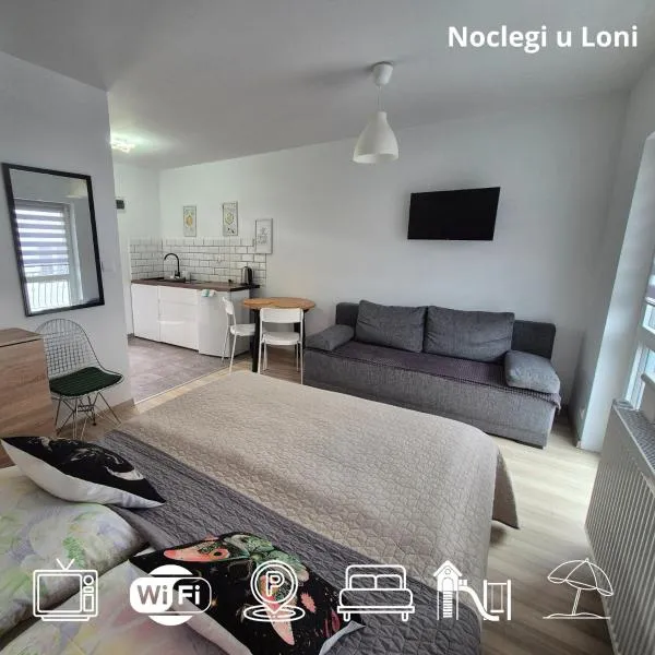 Noclegi u Loni- pokoje studio w zacisznym centrum nad morzem z parkingiem, hotel in Pobierowo