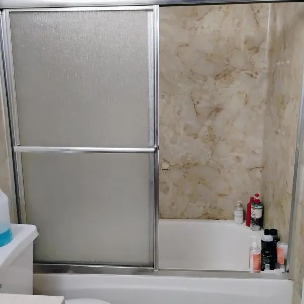 1 bedroom in 3 BR condo, hotel in Tukwila