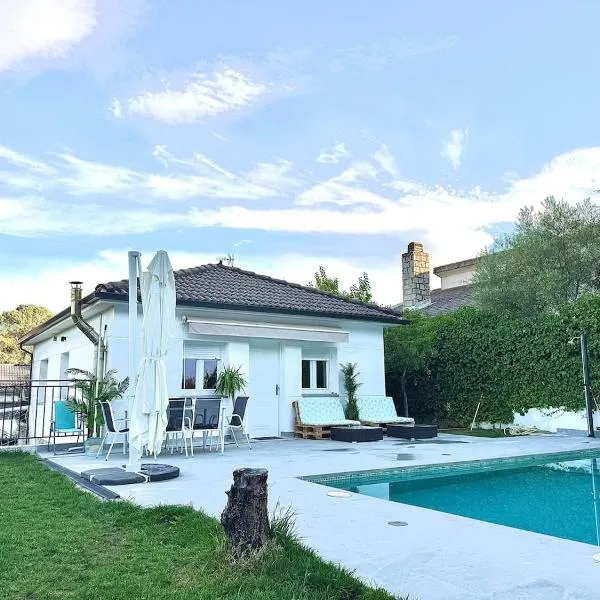 Casa Rural cerca de Pantano de San Juan con Cine, Jardín, BBQ y Piscina privada, viešbutis mieste Navahondilla