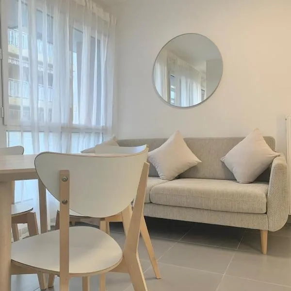 Modern Studio by Port & Old Town, hotel v Nice