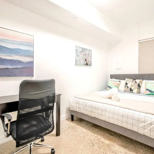 Peaceful 2BR Basement Suite Near Downtown Toronto - The Roland, hotel em Toronto