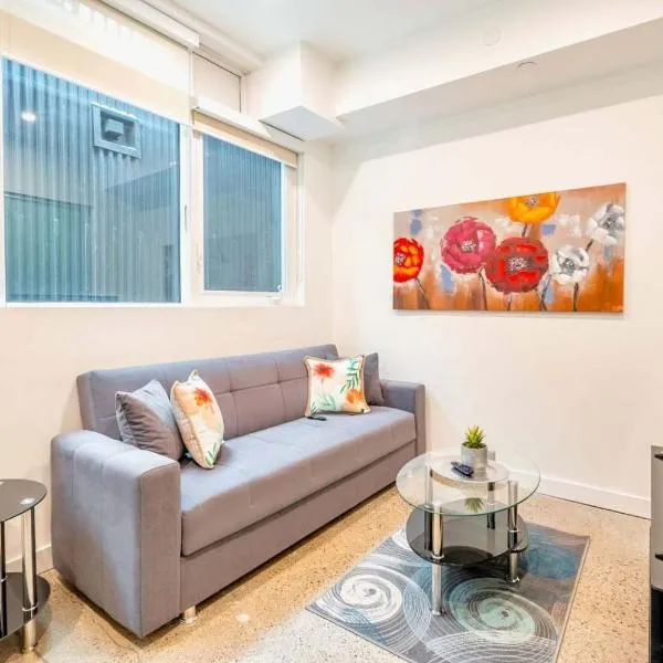The Roland - Peaceful 2BR Basement Suite Near Downtown Toronto، فندق في تورونتو