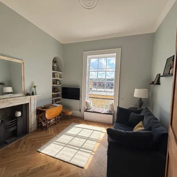 Elegant Georgian Apartment on Alfred Street, hotel in Bath