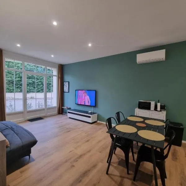 T3 de 60 M2 avec parking à 3 min de l autoroute, hotel in Giroussens