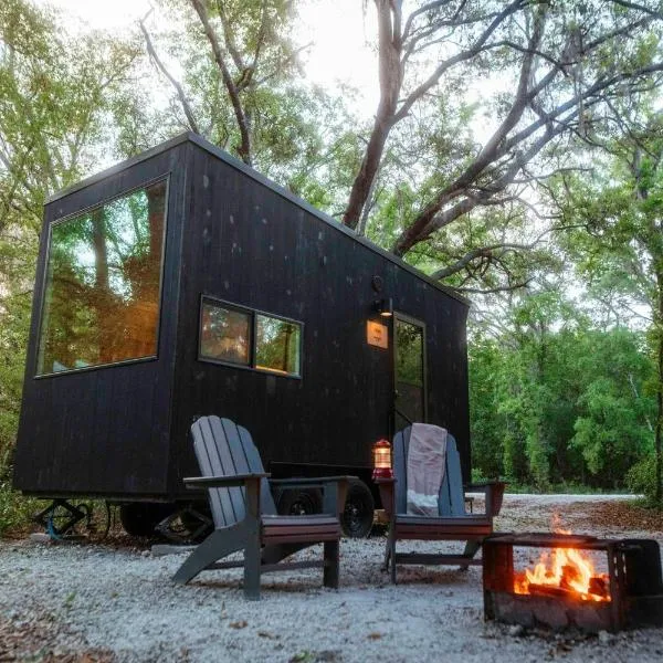 Postcard Cabins Brazos Valley, hotel in Navasota
