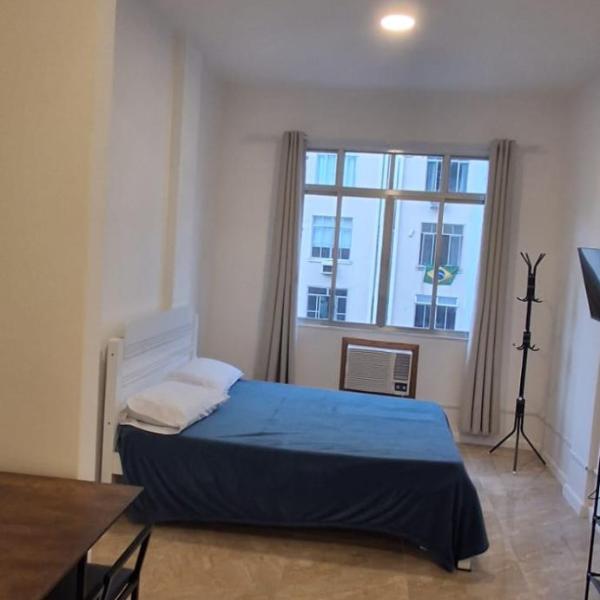 Seja Bem vindo ao seu refugio urbano na quadra da praia projetado para quem não abre mão de conforto e nosso studio une uma localização imbatível perfeito para casais em férias família e amigos que precisam de um ambiente funcional e inspirador