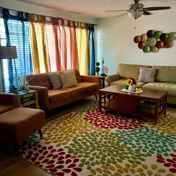 Entire Vacation home blocks to the Strip, ARTS Dist, & Main Street Sleeps up to 8, hotel u Las Vegasu