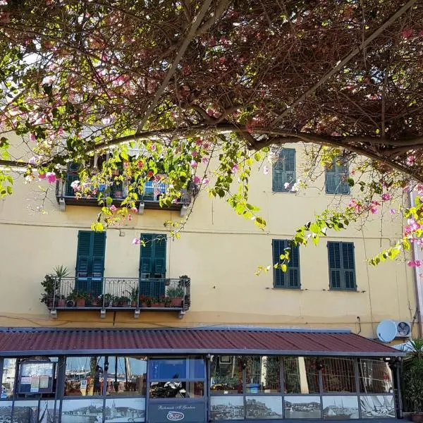 Perla Nera Guesthouse, hotel em Imperia