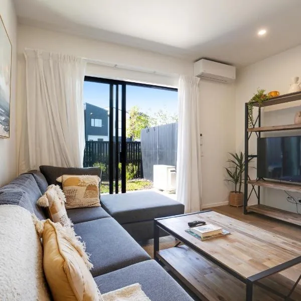 Huntington Townhouse with Patio and Parking, hotelli Aucklandissa