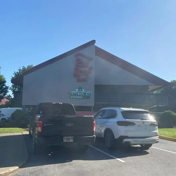 HomeTowne Studios by Red Roof Buffalo - Niagara Airport, hotel in Williamsville