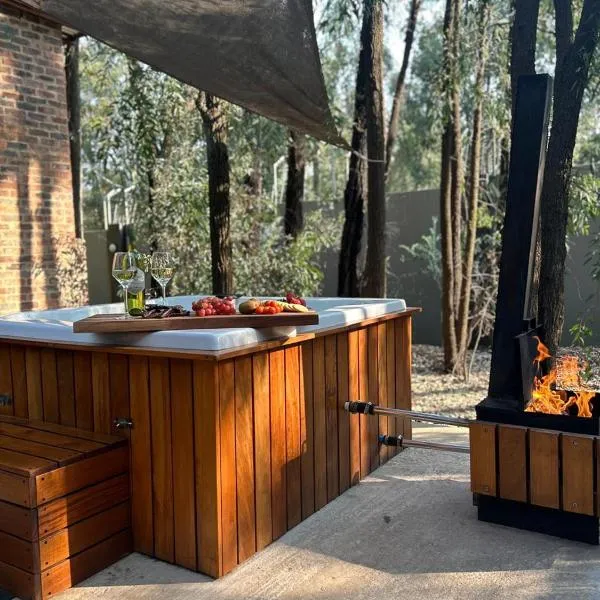 Luxury Tranquil Treehouse & Hot Tub, hotel in Pretoria
