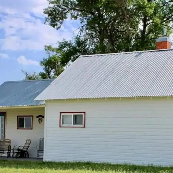 Secluded Cottage on East Ash Creek near Fort Robinson State Park, Nebraska,Whitney的飯店