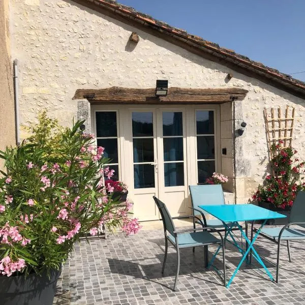 Small country house, hotel em Aubeville