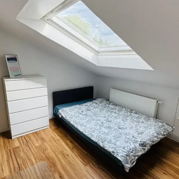 Charming Attic Retreat with Sloped Roof, hotel din Böblingen