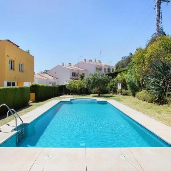 Spacious family friendly 3 bedroom home B' Pueblo - swimming pool - games room & sunny terrasse, ξενοδοχείο σε Benalmádena