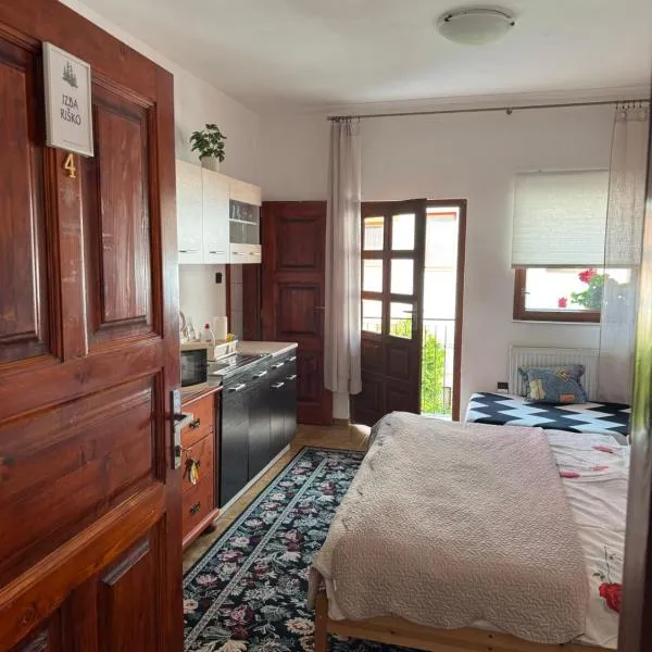 2- posteľová izba s kúpeľňou a kuchynkou RIŠKO v PENZION TRSTENÁ, hotel in Trstená