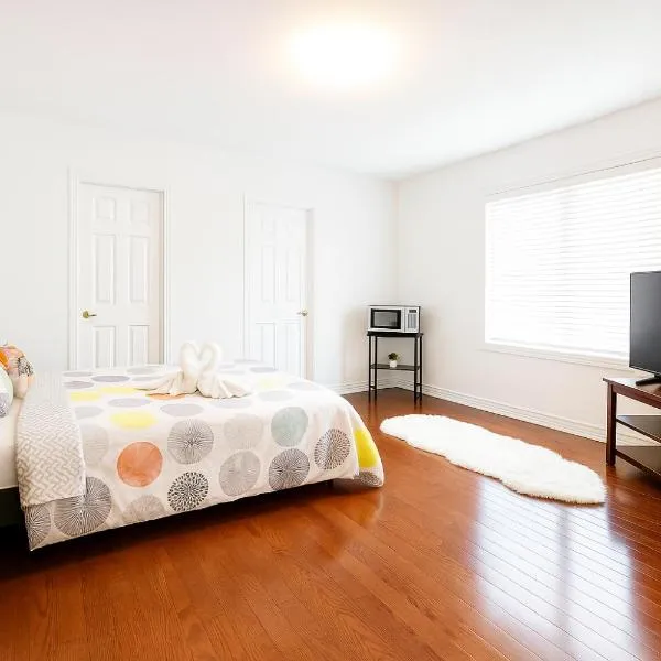Luxurious Detached Master BR, hotel in Markham