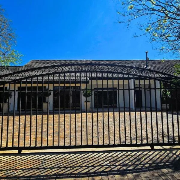 Villa-né Guesthouse, hotel in Potchefstroom